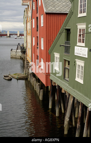 Vecchi magazzini di legno presso il fiume Nidelva, Trondheim, Norvegia. Foto Stock