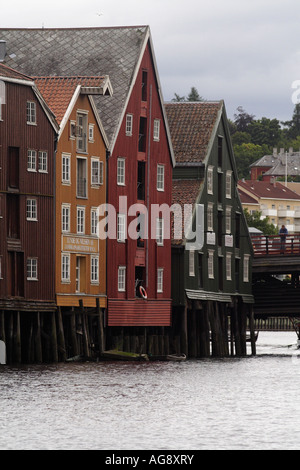 Vecchi magazzini di legno presso il fiume Nidelva, Trondheim, Norvegia. Foto Stock