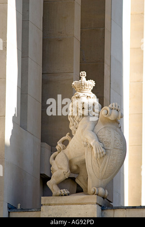 Statua di un leone incoronato dettaglio del Temple Bar che oggi si erge tra Saint Pauls Cathedral e Paternoster square Londra Foto Stock