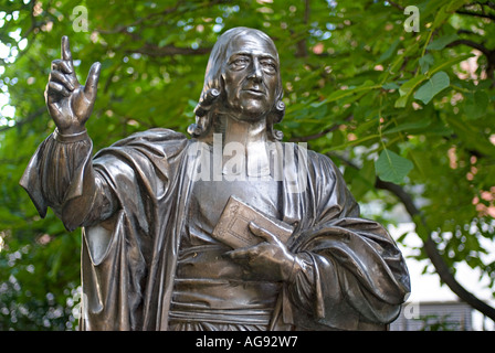 Statua di bronzo di John Wesley nei giardini di Saint Pauls Cathedral Londra Inghilterra Regno Unito Foto Stock