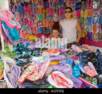 Un marketer giovane che offre beach scorre in corrispondenza del loro mercato in stallo Bilhorod Dnistrovskyi / Ucraina Foto Stock