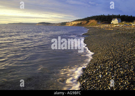 Lavaggio onde oltre i ciottoli sulla spiaggia di Fort Casey stato parco Ebey's Landing National Historic Reserve Coupeville Washington Foto Stock