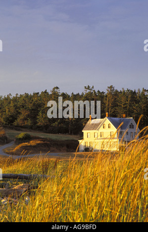 Officer s quarti sulla spiaggia con mare erba Fort Casey parco dello stato di Washington Coupeville Foto Stock