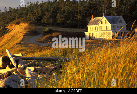 Ufficiale di quarti sulla spiaggia con mare erba Fort Casey stato parco Coupeville Whidbey Island Washington Foto Stock