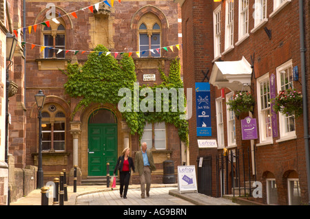 Giovane shopping sul Gandy Street in Exeter Devon Regno Unito Foto Stock