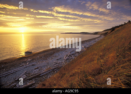 Lavaggio onde sulla spiaggia al tramonto Fort Casey stato parco Coupeville Whidbey Island Washington Foto Stock