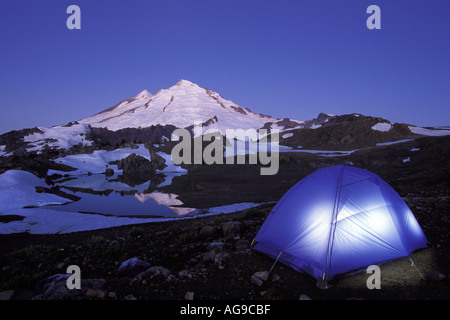 Tenda incandescente al di sotto di Mt Baker su una chiara serata North Cascades Cascade Mountains Washington Foto Stock