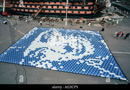 Faccia di Nelson in mosaico con l'artista ultimando la grande mans guancia sinistra Foto Stock