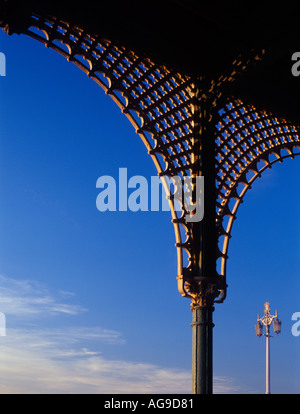 Dettaglio decorativo di ferro battuto lungo il lungomare di Brighton East Sussex England Foto Stock