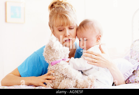 Mamma baby con orsacchiotto Foto Stock