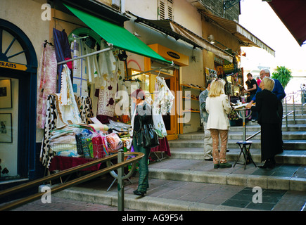 Shoppers passano un gruppo godendo il caffè di mattina sulla scalinata che conduce al centro storico di Nizza sulla Costa Azzurra Foto Stock