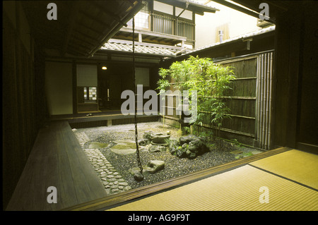 Giardino Tsuboniwa bambù in Machiya house giapponese di Kyoto Foto Stock