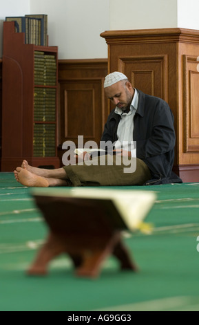 Uomo musulmano la lettura del Corano in una moschea Foto Stock