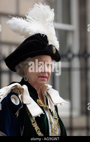 HRH Queen Elizabeth II indossando il costume di elaborati dell ordine del Thistle. Foto Stock