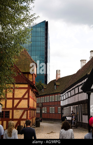 I turisti in visita a Den Gamle By in Arhus, aria aperta museo vichingo, Danimarca Foto Stock