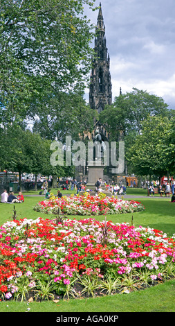 Nella tarda estate del Vista del monumento di Scott nella parte est di Princes Street Gardens Edinburgh con aiuole di fiori che domina il primo piano. Foto Stock