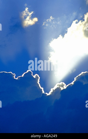 Raggi di sole lo scoppio attraverso le nuvole Foto Stock