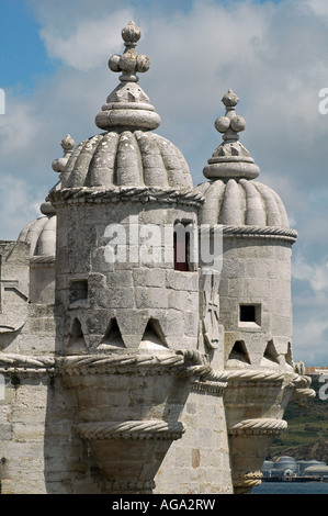 Il XVI secolo la Torre de Belem tower o torre di San Vincenzo in architettura manuelina style situato nel quartiere Belem Lisbona Portogallo Foto Stock