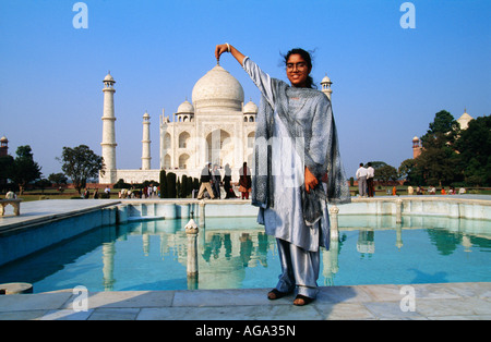 India, Agra, donna in piedi di fronte a Taj Mahal mausoleo Foto Stock
