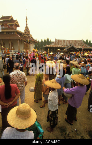 Persone raccolta nel tempio Wat Hua Wiang a Poy hanno cantato lungo la quota annua di ordinazione dei monaci novizio Mae Hong Son Thailandia Foto Stock