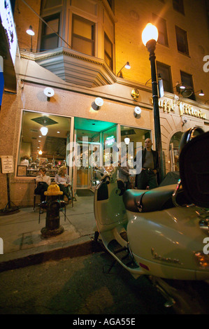 Scooter Vespa parcheggiata di fronte al Caffe Vittoria e idrante di fuoco su Hanover Street nel quartiere italiano di North End di Boston MA Foto Stock