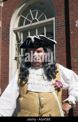 Un costume coloniale gentleman vestito a guardare come Benjamin Franklin pone per le fotografie al Faneuil Hall di Boston MA Foto Stock