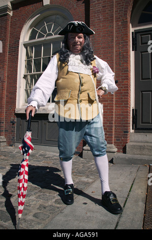 Un costume coloniale gentleman vestito a guardare come Benjamin Franklin pone per le fotografie al Faneuil Hall di Boston MA Foto Stock