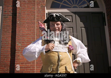 Un costume coloniale gentleman vestito a guardare come Benjamin Franklin pone per le fotografie al Faneuil Hall di Boston MA Foto Stock