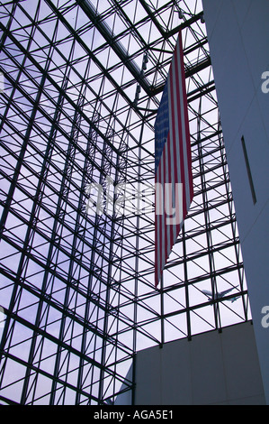 Stati Uniti bandiera si blocca nel padiglione di vetro disegnato da I M. Pei presso la John F Kennedy Library and Museum Boston MA Foto Stock