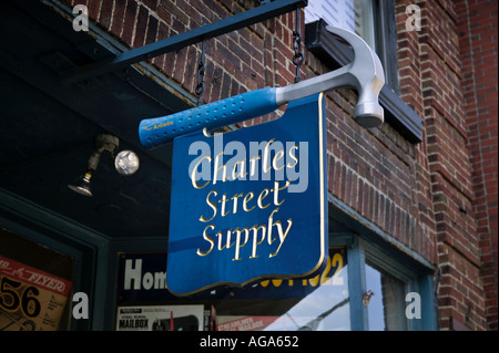 Segni unici su Beacon Hill illustrano graficamente il tipo di Hardware business Store Boston MA Foto Stock