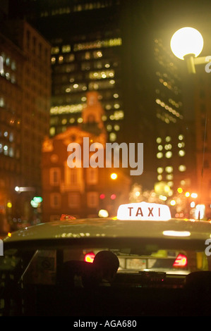 Taxi e Old State House di notte Boston MA Foto Stock