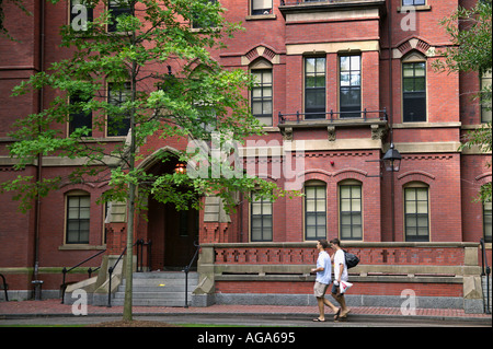 Gli studenti a piedi passato residence hall di Harvard Yard presso la Harvard University di Cambridge MA Foto Stock