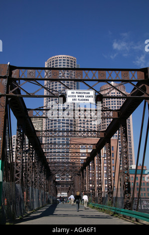 Luogo internazionale finanziario edifici del centro e del Nord Avenue Bridge vista dal Waterfront Park sul Porto di Boston Boston MA Foto Stock