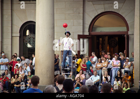 Busker o street performer at Faneuil Hall Boston MA Foto Stock