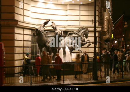 I cavalli di Helios statua a Piccadilly Circus a Londra Helios era il dio greco del sole Foto Stock