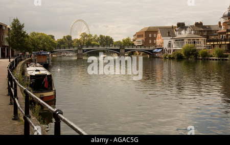 Imbarcazione attraccata al Riverside con Windsor ponte sul Fiume Tamigi,UK Foto Stock