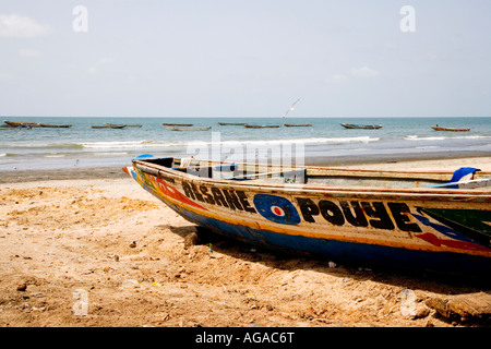 Prua di una colorata barca da pesca tirata sulla spiaggia a Bakau, Gambia, Africa Foto Stock