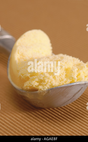 Primo piano di un cucchiaio da portata di gelato alla vaniglia Foto Stock