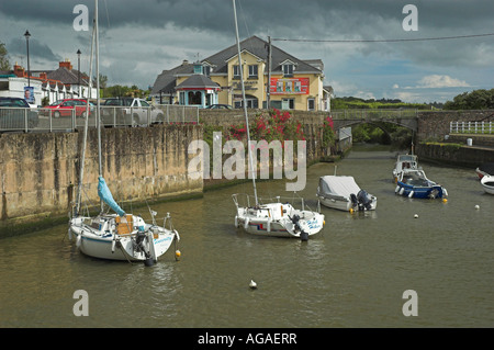 Barche ormeggiate nel porto di pietra a Arklow, County Wicklow, Irlanda Foto Stock