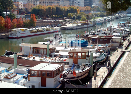 Paris Bastille Port de la Plaisance de Paris Arsenal marina style dock per centinaia di barche case galleggianti e lancia Foto Stock