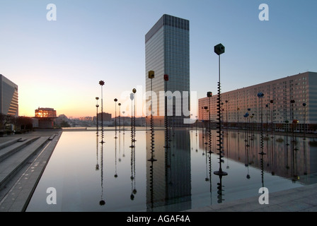 Paris La Defense business area architettura moderna caratteristiche acqua con sculture di luce blocco ufficio a fianco di appartamenti residenziali Foto Stock