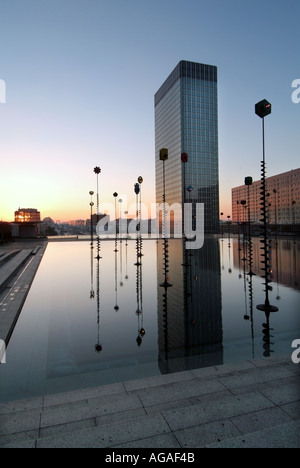 Paris La Defense business area architettura moderna caratteristiche acqua con sculture di luce blocco ufficio a fianco di appartamenti residenziali Foto Stock