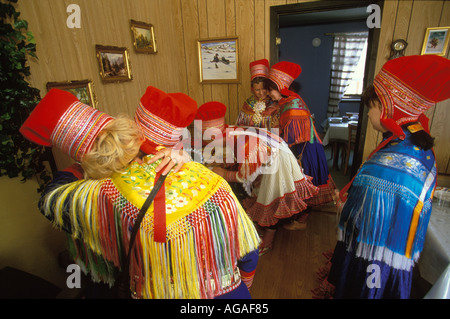 Il saami in costume tradizionale a un ricevimento dopo la cerimonia di conferma di una ragazza Sami Kautkeino Norvegia Foto Stock