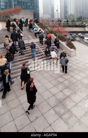La Defense una delle principali aree commerciali di Parigi Francia 2003 archivio vista mattina ore di punta gli impiegati francesi viaggiano da e per la stazione della metropolitana a pochi passi in inverno Foto Stock