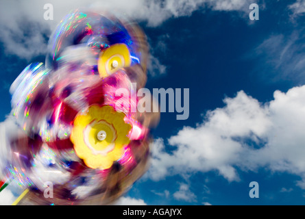 Due giocattolo per bambini mulini a vento spinnng nel vento Foto Stock