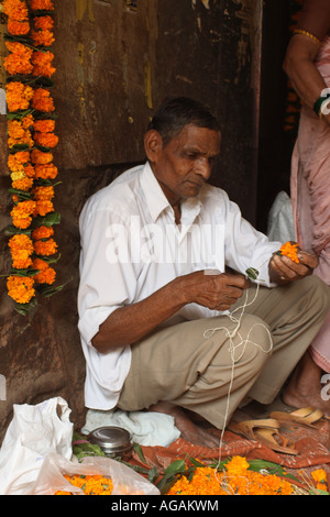 Garland maker sotto il ponte della ferrovia in Lower Parel Foto Stock