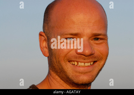 Ritratto di una testa calva uomo sorridente Foto Stock