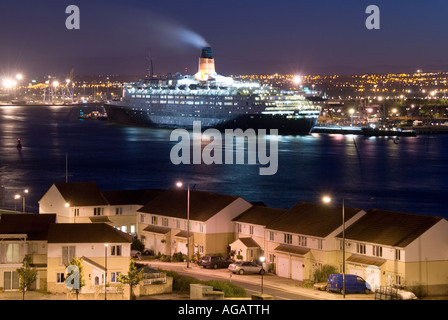 Cunard liner Queen Elizabeth 2 ormeggiato a Tyne Commissione Quay, Newcastle upon Tyne. Foto Stock