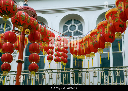 Il cinese lanterne rosse appese su fili sopra Street a Chinatown a Londra durante il Capodanno cinese 2007 Foto Stock