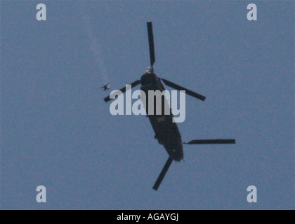 Una caduta libera Parachutist saltando da un elicottero in un cielo blu Foto Stock